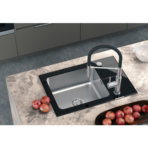 Bateria kuchenna z elastyczną wylewką i ze zmianą strumienia wody And czarna z elementami stali inox